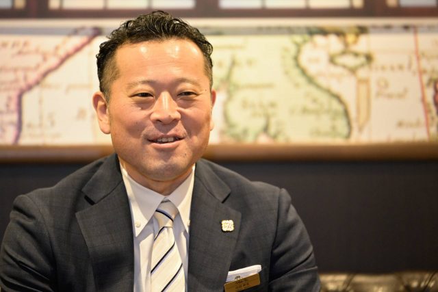 インタビューに応える（株）イタリア軒営業企画部部長兼150周年事業担当部長の山田伸吾氏